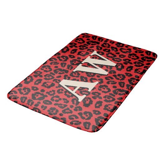 Chic Black Red Leopard Print Monogram Badematte (Schrägansicht)