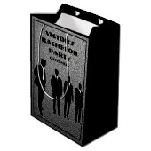 Chic Black & Silver Bachelor Party Mittlere Geschenktüte (Rückseite Schrägansicht)