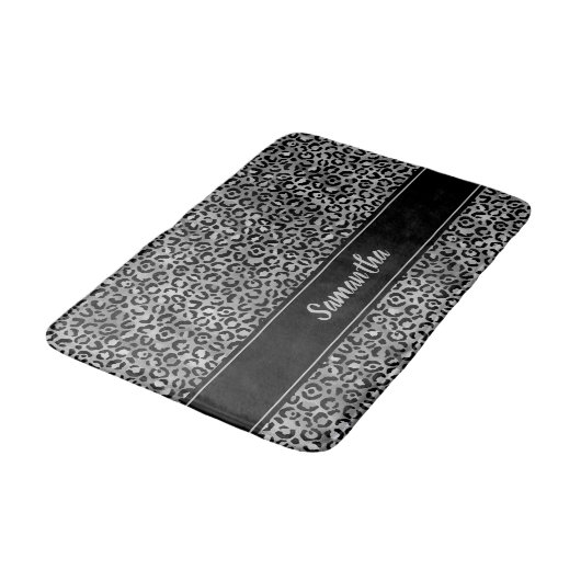 Chic Black Silver Grey Leopard Print Personalisier Badematte (Schrägansicht)