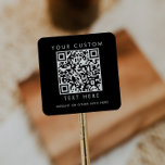 Chic Black Small Business Custom QR Code Quadratischer Aufkleber<br><div class="desc">Dieser elegante,  kleine Business QR-Code-Aufkleber ist perfekt für einen kleinen Geschäftsinhaber. Das einfache,  dunkle Design besticht durch klassisch minimalistische Schwarz-Weiß-Typografie und ein stilvolles,  elegantes Ambiente. Anpassbar in jeder Farbe.</div>