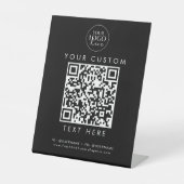 Chic Black Typografy Business Logo Custom QR Code Sockelschild (Vorderseite)