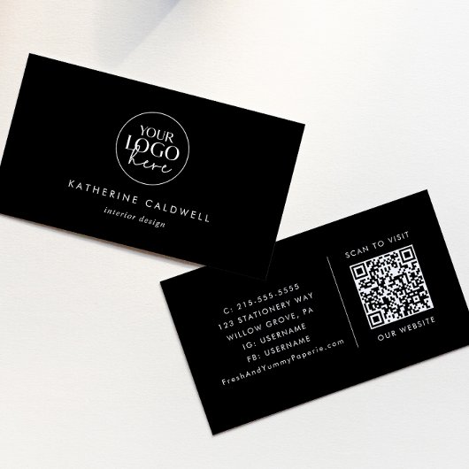 Chic Black Typografy Logo und QR Code Visitenkarte