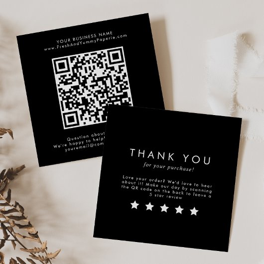 Chic Black Typografy QR Code Verließ A Review Quadratische Visitenkarte