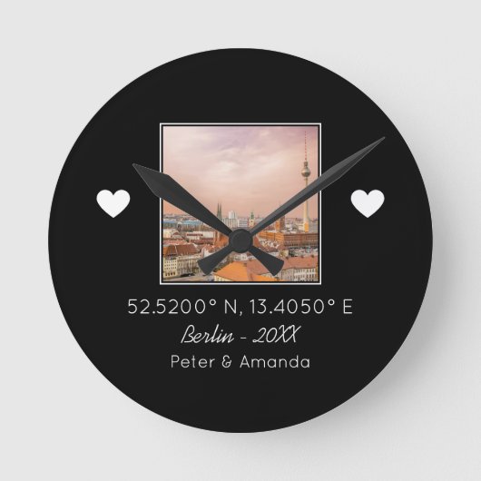 Chic Black & White First Date Keepake Boyfriend Runde Wanduhr (Vorderseite)