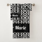 Chic Black & White Floral Checkerboard Custom Name Badhandtuch Set (Insitu)