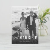 Chic Black & White Foto Typografie Just Married Einladung (Stehend Vorderseite)