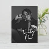 Chic Black & White Modern21st Photo Birthday Einladung (Stehend Vorderseite)
