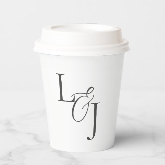 Chic Black & White Monogram Script-Hochzeit Pappbecher (Vorderseite)