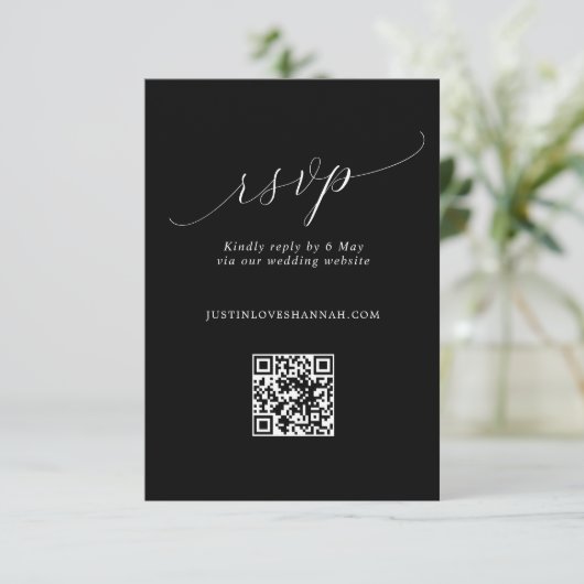 Chic Black & White Romantic Script Wedding QR Code RSVP Karte (Stehend Vorderseite)
