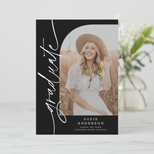 Chic Black & White Script Arch Abschluss Foto Ankündigung (Stehend Vorderseite)