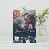 Chic Blooms | Dunkles Navy Blue Blush Pink 2 Foto Save The Date (Stehend Vorderseite)