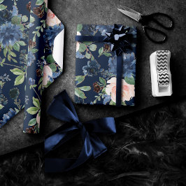 Chic Blooms | Dunkles Navy Blue und Blush Pattern Geschenkpapier