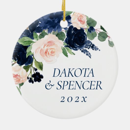 Chic Blooms | Monogramm Navy Blue und Blush Floral Keramik Ornament (Hinten)