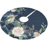 Chic Blooms | Navy Blue and Blush Floral Muster Polyester Weihnachtsbaumdecke (Schrägansicht)