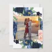 Chic Blooms | Navy Blue and Blush Monogram Foto Einladung (Rückseite)