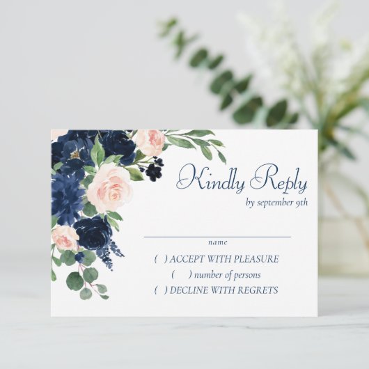 Chic Blooms | Navy Blue and Blush Pink Floral RSVP Karte (Stehend Vorderseite)