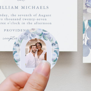 Chic Blue Airy Monogram Foto Wedding Runder Aufkleber