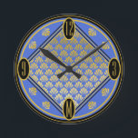 Chic Blue & Black Art Deco Lüftermuster Monogramm Runde Wanduhr<br><div class="desc">Eine Wanduhr aus atemberaubendem Deko mit Ventilatordekor in typischen Goldfarben, Blau und Schwarz. Sie können das Monogramm leicht personalisieren, das die 6 auf dem Rad elegant ersetzt, je nach Bedarf. Ein originelles Design, das exklusiv bei ©Oh_Nostalgia online shop erhältlich ist. Alle Rechte vorbehalten.</div>