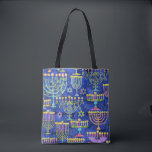Chic Blue Gold Menorah Star von David Hanukkah Tasche<br><div class="desc">Diese Tasche für den Urlaub ist mit einem schicken Muster aus Gold,  grün und lila Menorah und Gold Star of David auf einem blauen Hintergrund. Entworfen von dem weltbekannten Künstler Tim Coffey.</div>
