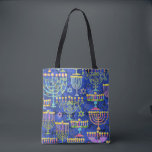 Chic Blue Gold Menorah Star von David Hanukkah Tasche<br><div class="desc">Diese Tasche für den Urlaub ist mit einem schicken Muster aus Gold, grün und lila Menorah und Gold Star of David auf einem blauen Hintergrund. Entworfen von dem weltbekannten Künstler Tim Coffey.</div>