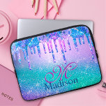 Chic blue lila ombre Glitzer Tropfen Monogramm Laptopschutzhülle<br><div class="desc">Chic lila ombre Glitzer Tropfen monogram Laptop Ärmel. Fügen Sie Ihrem Büro, Ihrem Schreibtisch oder Ihrem persönlichen Raum mit einem schicken und stilvollen individuelle Name und monogramm Laptop-Ärmel etwas Stil hinzu. Personalisieren Sie es mit einem Skriptnamen und Monogramm. Das perfekte Accessoire für ein modernes Mädchen oder eine modische Frau. Schönes,...</div>