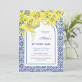 Chic Blue Portugiesisch Azulejo Yellow Lily Geburt Einladung (Stehend Vorderseite)