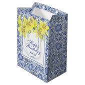 Chic Blue Portugiesisch Azulejo Yellow Lily Mittlere Geschenktüte (Rückseite Schrägansicht)