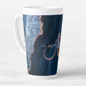 Chic Blue Rose Gold Agate Custom Script Monogram Milchtasse (Linke Ecke)