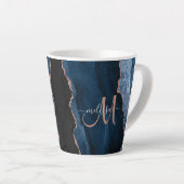 Chic Blue Rose Gold Agate Custom Script Monogram Milchtasse (Rechte Ecke)