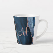 Chic Blue Rose Gold Agate Custom Script Monogram Milchtasse (Rechts)