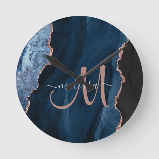 Chic Blue Rose Gold Agate Script Monogram Custom Runde Wanduhr (Vorderseite)