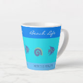 Chic Blue Stripes Fish Family Name Beach House Milchtasse (Rechte Ecke)