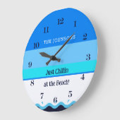 Chic Blue Stripes Wave Familienname Beach House Große Wanduhr (Winkel)