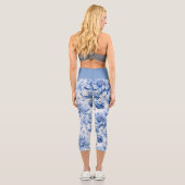 Chic Blue Toile de Jouy Capri Leggings (Rückseite)