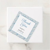 Chic Blue Toile de Jouy Floral Border Wedding Geschenkanhänger (Beispiel)