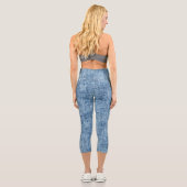 Chic Blue und White Denim: Logos und Text personal Capri Leggings (Rückseite)
