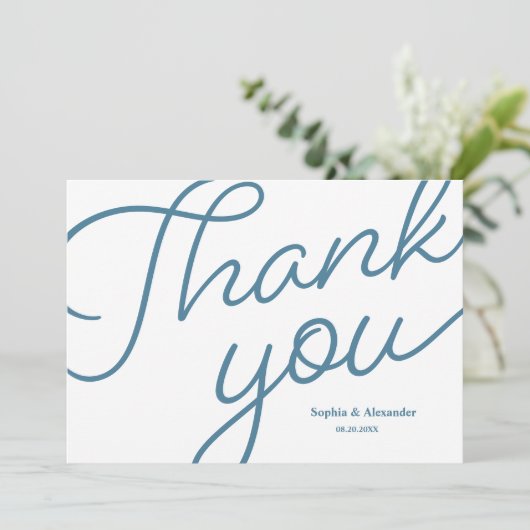 Chic Blue und White Script Wedding Danke (Stehend Vorderseite)