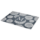 Chic Blue White Blume Monogram Schneidebrett (Ecke)