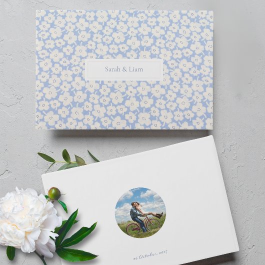 Chic Blue White Couple Foto Floral Daisy Wedding Gästebuch