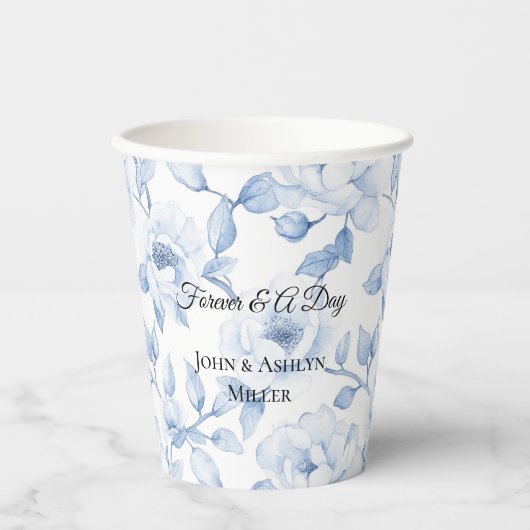 Chic Blue White Floral Wedding Pappbecher (Vorderseite)
