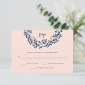 Chic Blush and Navy Botanic Wreath UAWG RSVP Karte (Stehend Vorderseite)