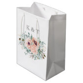 Chic Blush Floral Medium Geschenktasche Mittlere Geschenktüte (Rückseite Schrägansicht)