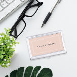 Chic Blush | PERSONALISIERT Visitenkarten Etui<br><div class="desc">Der schicke Visitenkartenhalter weist Ihren Namen in klassisch cremefarbenen Holzkohlebuchstaben auf,  die durch eine dünne,  geometrische Grenze auf einem rot-rosa Hintergrund gerahmt sind. Auch passende Visitenkarten und Accessoires sind erhältlich.</div>
