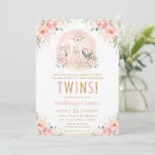 Chic Blush Pink Blumenwald Twins Kinderdusche Einladung (Stehend Vorderseite)