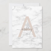 Chic Blush Pink White Marble Monogram Birthday Einladung (Vorderseite)