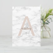 Chic Blush Pink White Marble Monogram Birthday Einladung (Stehend Vorderseite)