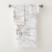 Chic Blush Pink White Marble Script Name Monogram Badhandtuch Set (Insitu)