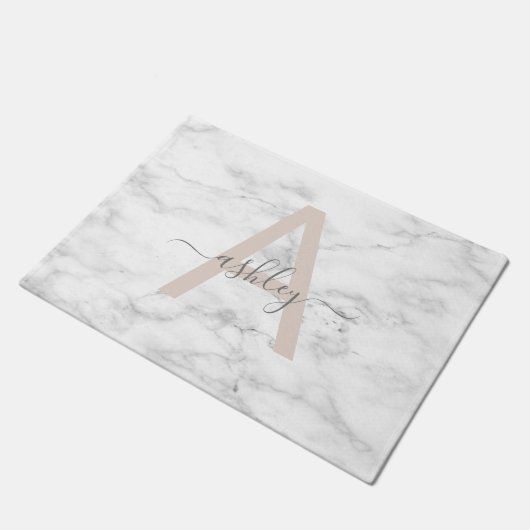 Chic Blush Pink White Marble Script Name Monogram Fußmatte (Schrägansicht)