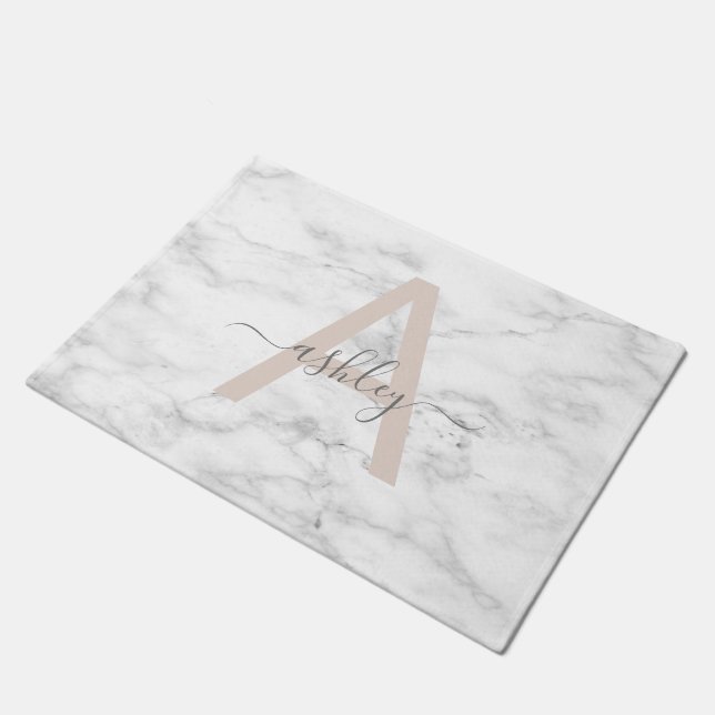 Chic Blush Pink White Marble Script Name Monogram Fußmatte (Schrägansicht)