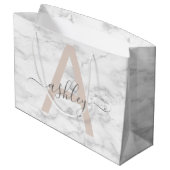 Chic Blush Pink White Marble Script Name Monogram Große Geschenktüte (Rückseite Schrägansicht)